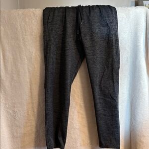 Men’s small Under Armour Heathered black sweat pants.